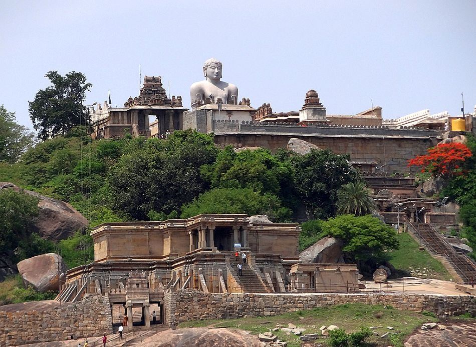  Templo de Gomateshwara, colina Vindhyagiri
